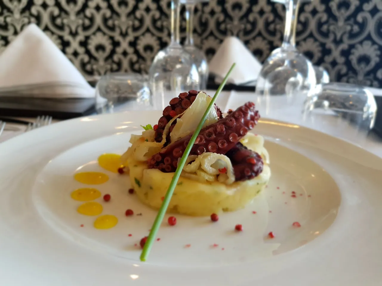 Insalata di polpo e patate impiattata