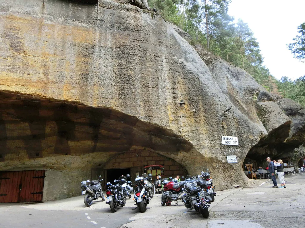 Pekeln&eacute; doly motocykl w jaskini