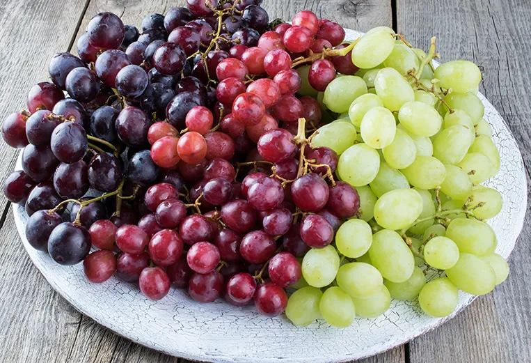 r&oacute;żne kolory winogron na talerzu
