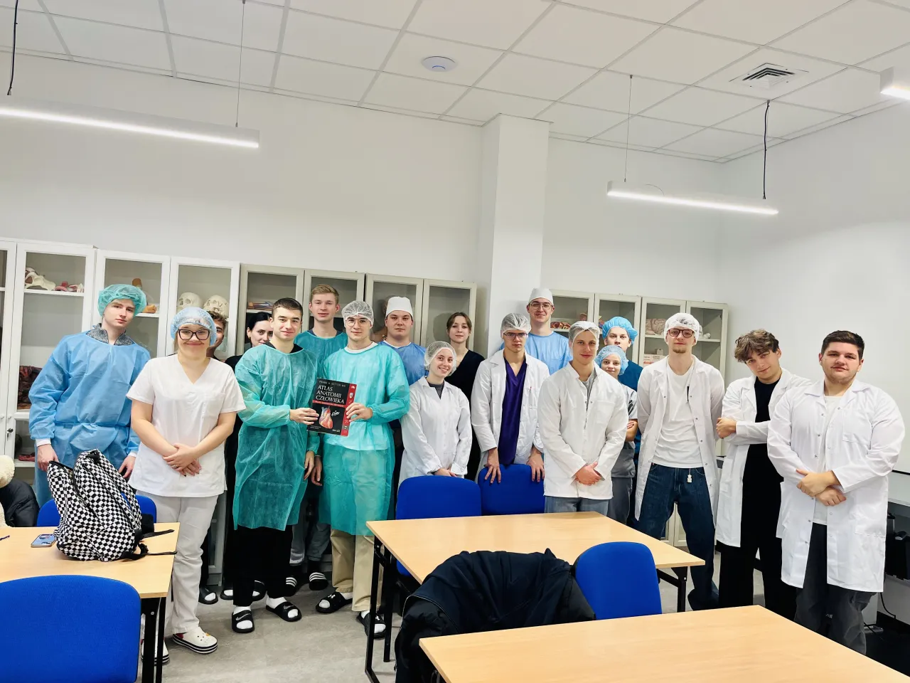 Student fizjoterapii na zajęciach praktycznych z anatomii