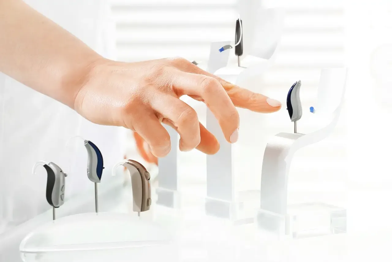 czynniki wpływające na cenę aparatu słuchowego