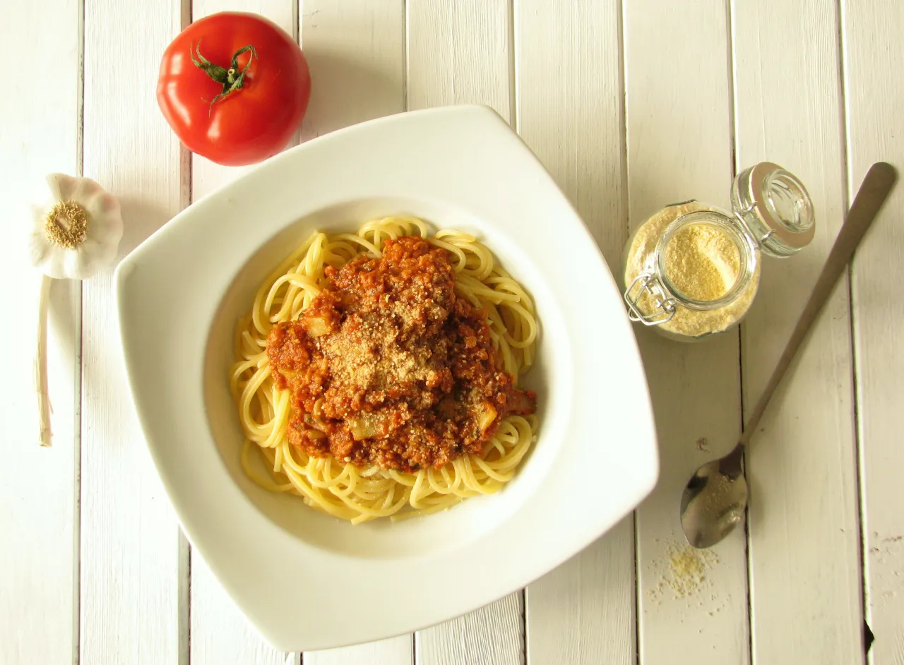 spaghetti z selerem naciowym wegetariańskie i z kurczakiem