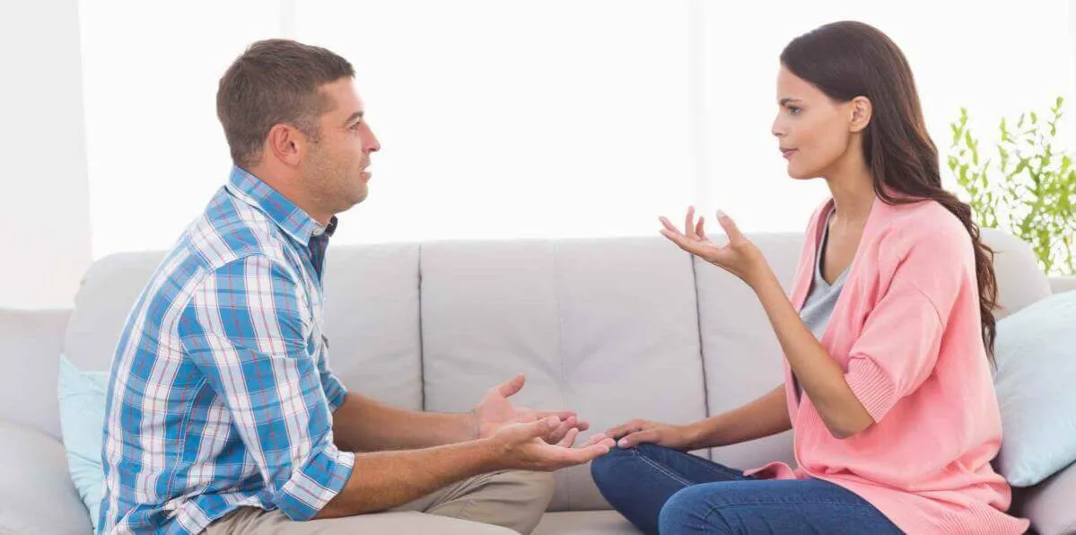 para rozmawiająca ze sobą spokojnie