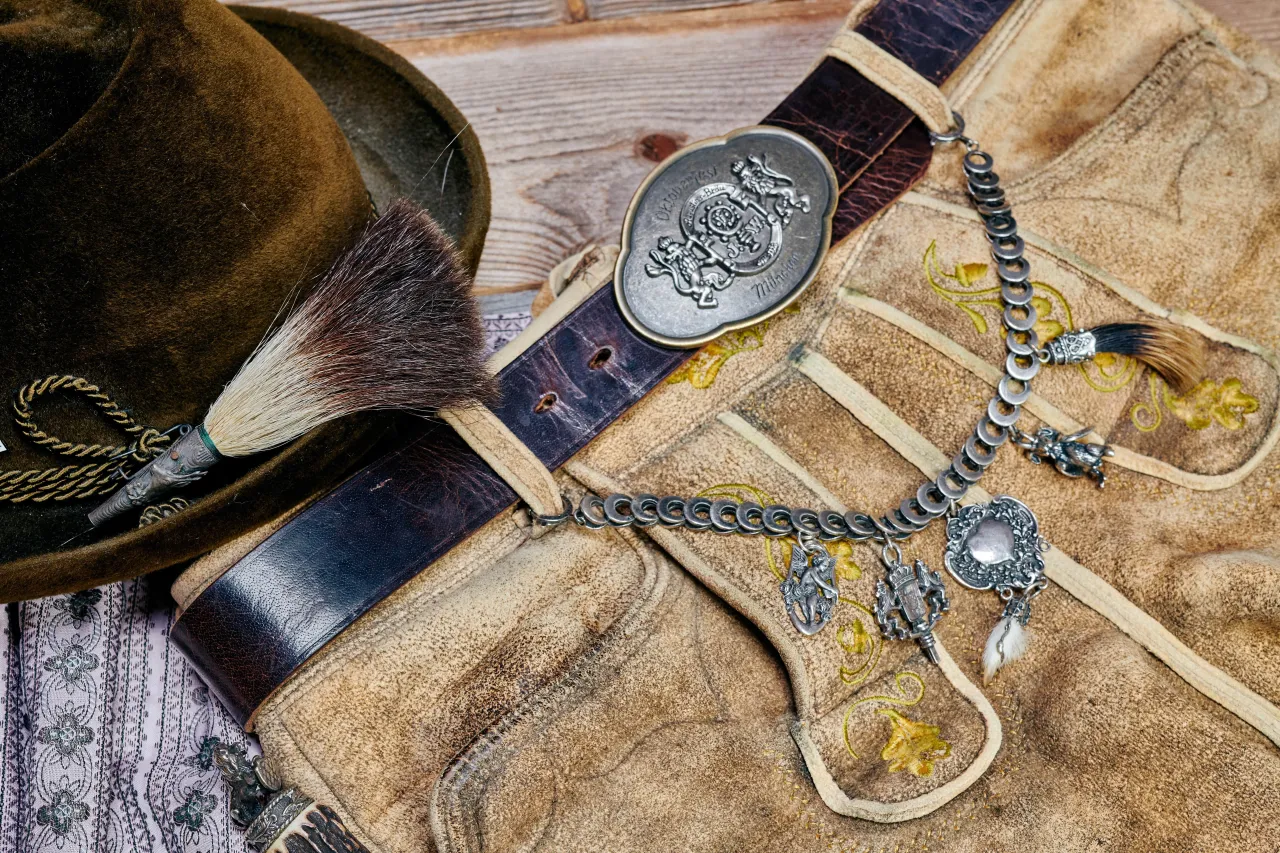 elegante herren accessoires uhr einstecktuch g&uuml;rtel