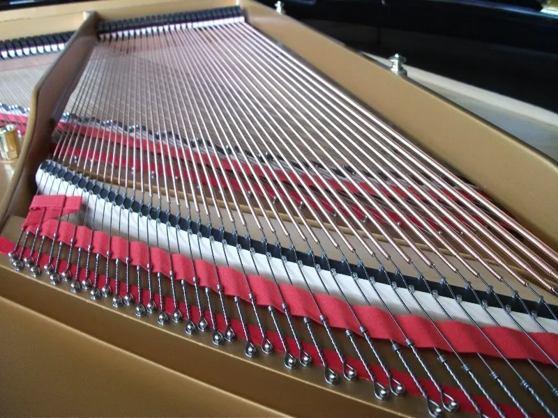 struny fortepianowe basowe wiolinowe porównanie