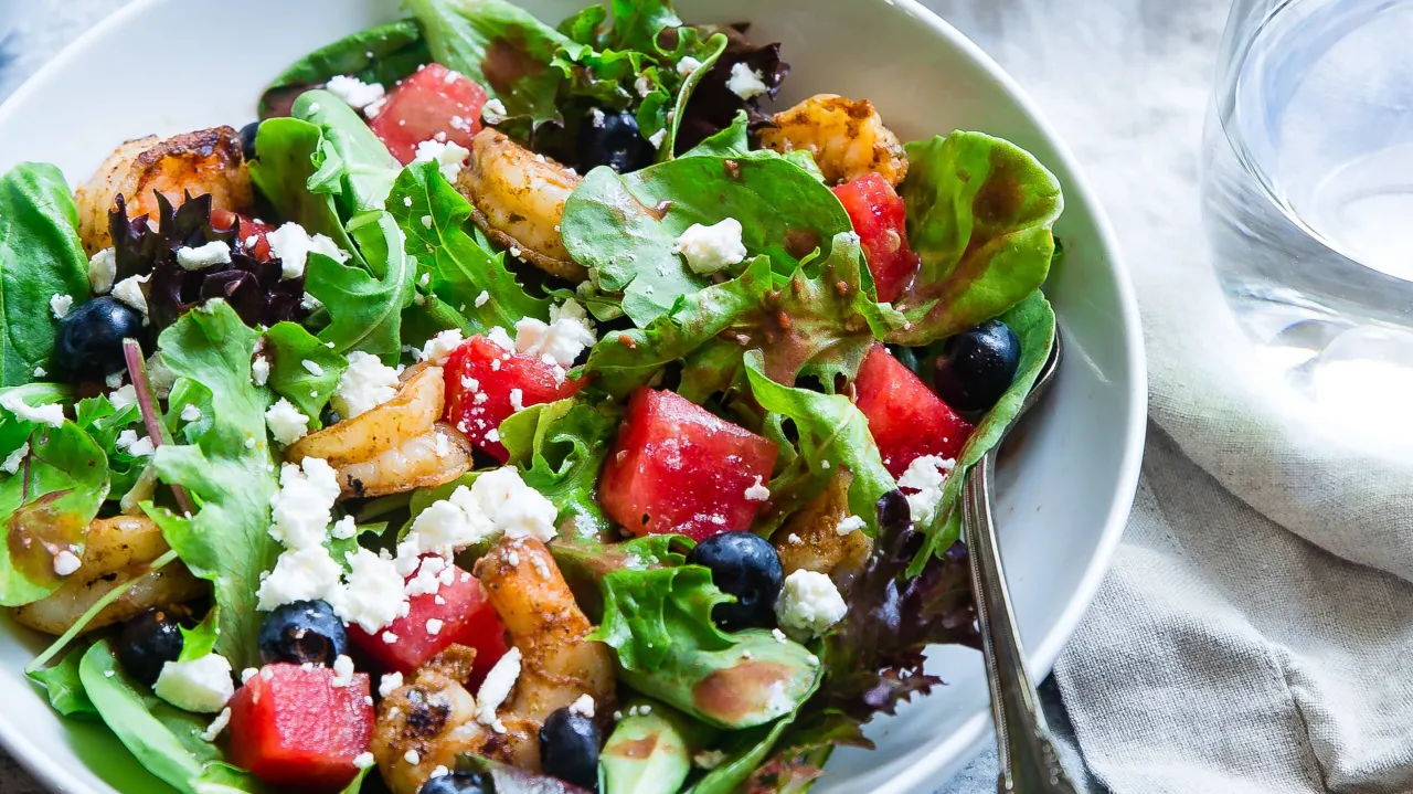 Verschiedene Varianten von Melonen Feta Salat nebeneinander