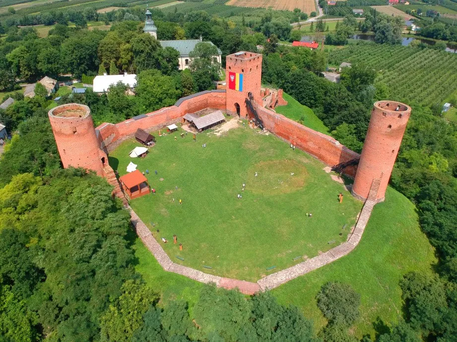 Zamek w Czersku ruiny widok z lotu ptaka