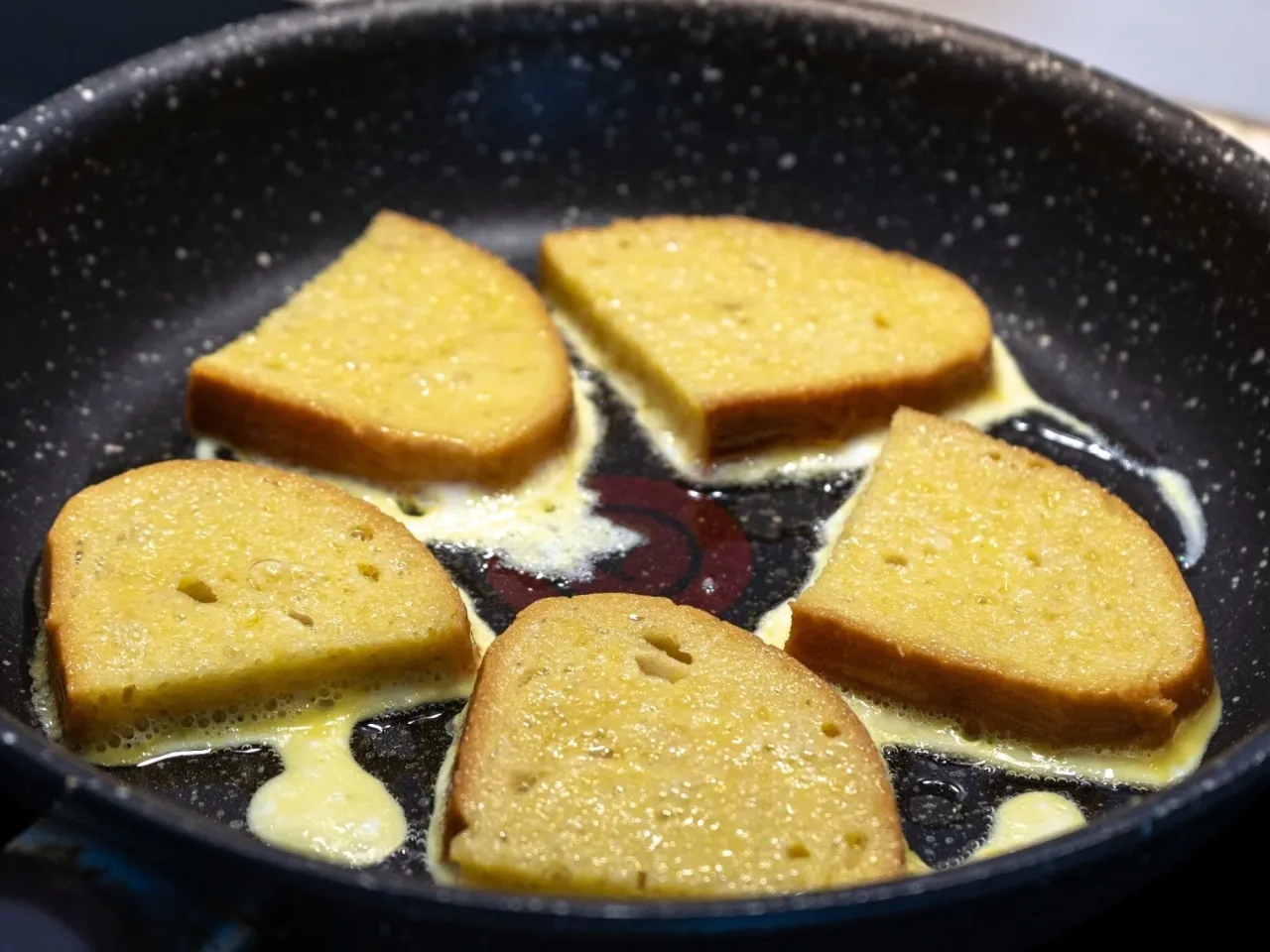 Chleb w jajku smażenie