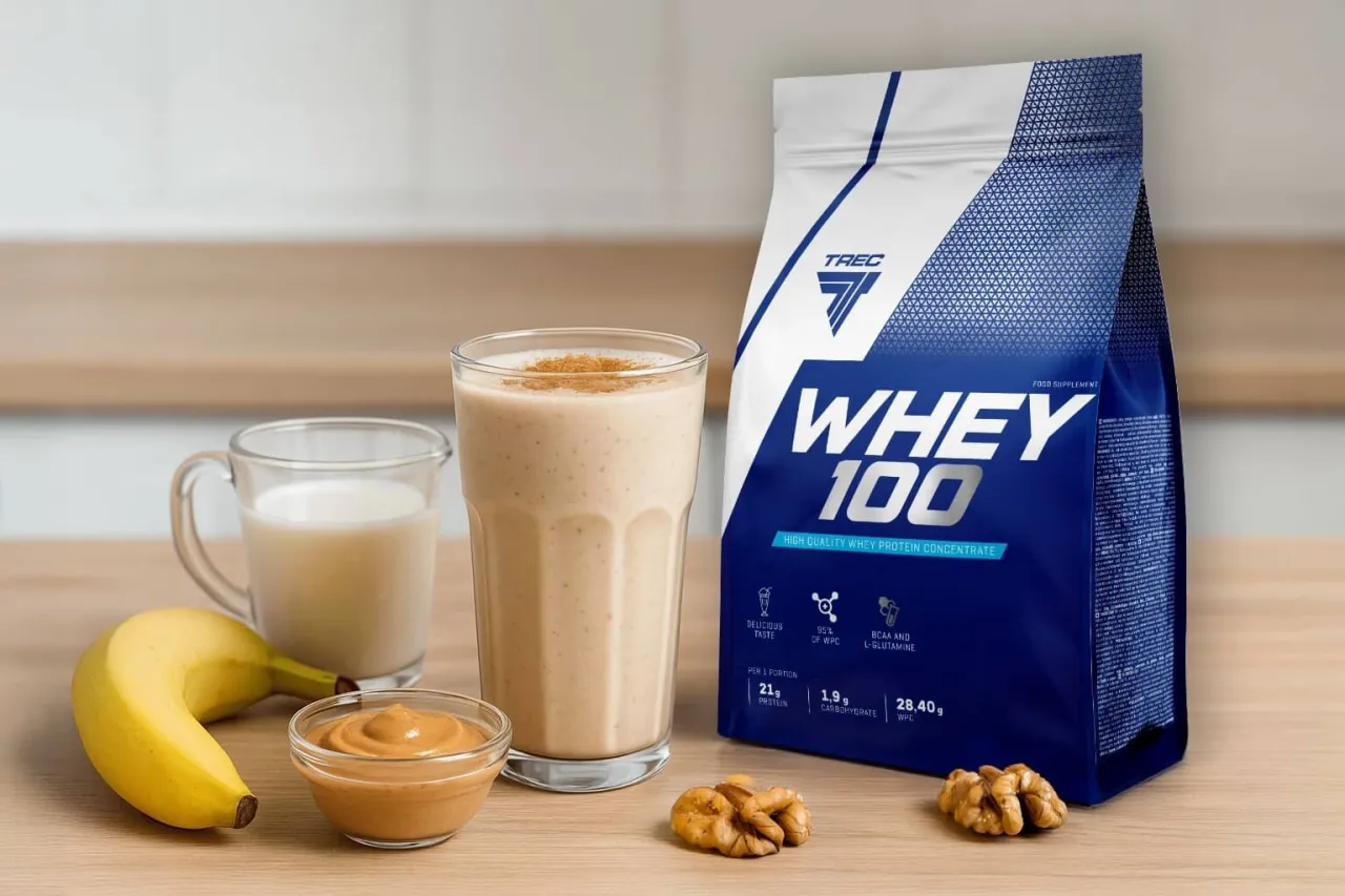 Pyszny shake proteinowy co daje? Wzbogaca dietę w białko, idealny po treningu. Obok banan, masło orzechowe i orzechy.