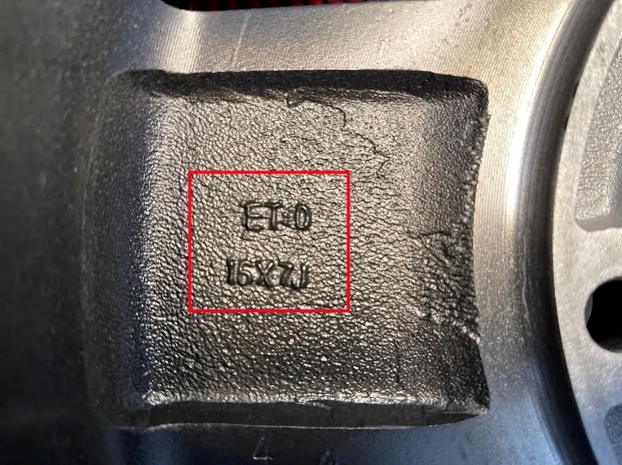 Oznaczenia na feldze samochodowej i oponie