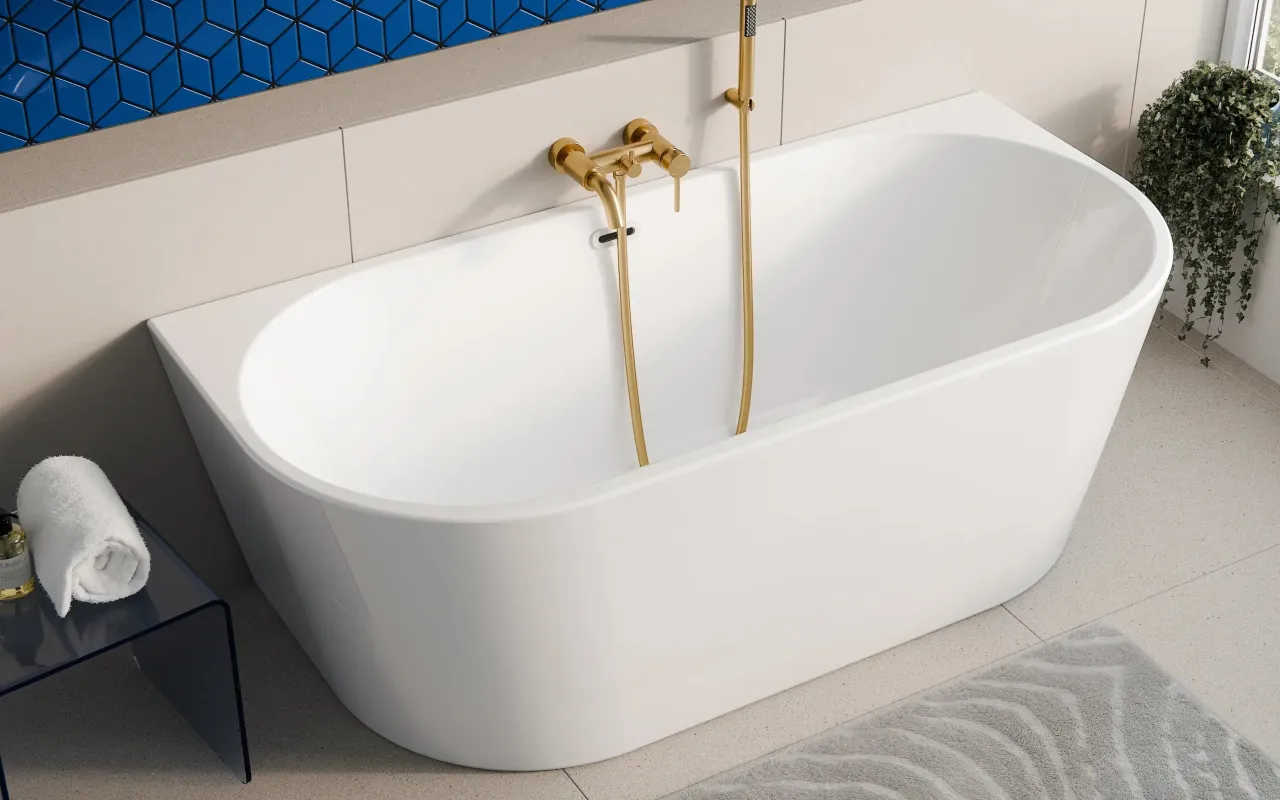 Elegancka, biała wanna wolnostojąca z armaturą w kolorze złota. Idealna do relaksu, zastanawiasz się, ile wanna ma litrów?