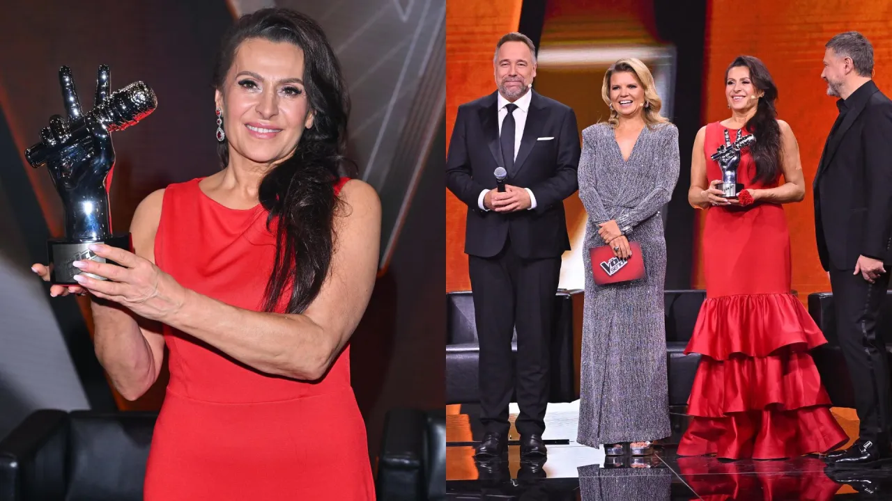 Kobieta w czerwonej sukni trzyma statuetkę. Na scenie obok niej stoją prowadzący. Czy to ona wygrała Voice Senior?