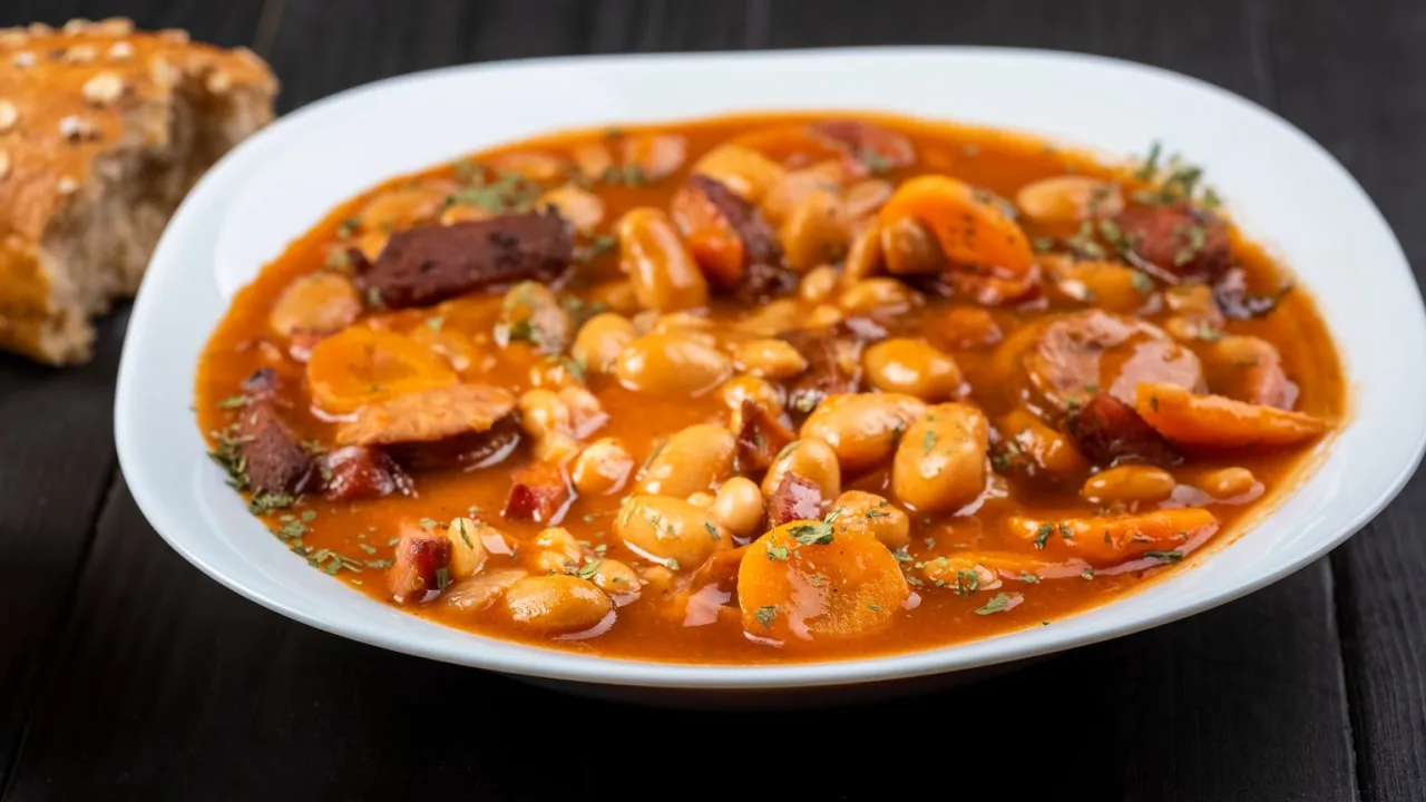 Fasolka po bretońsku z wędzonymi żeberkami