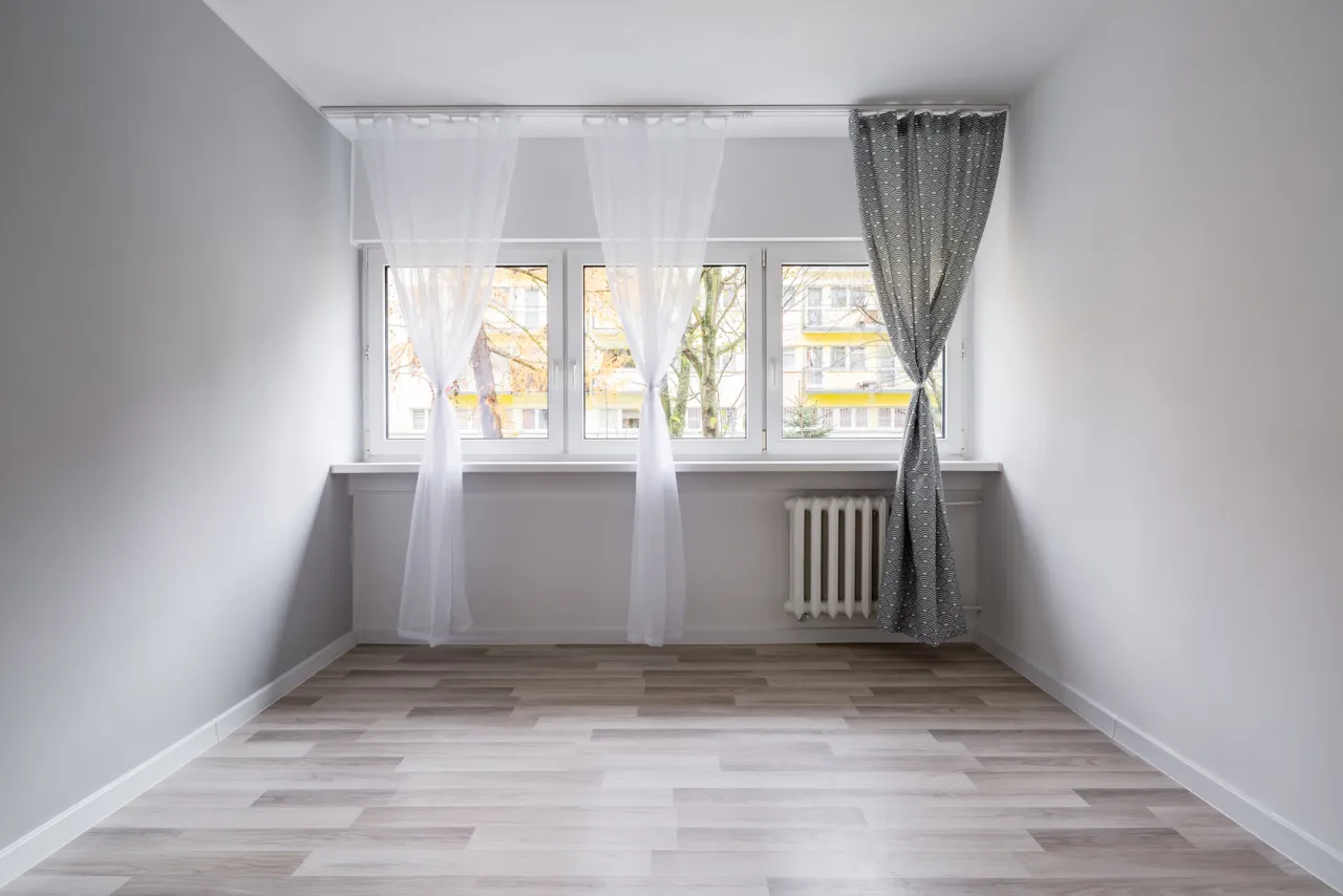 karnisz ścienny vs sufitowy por&oacute;wnanie