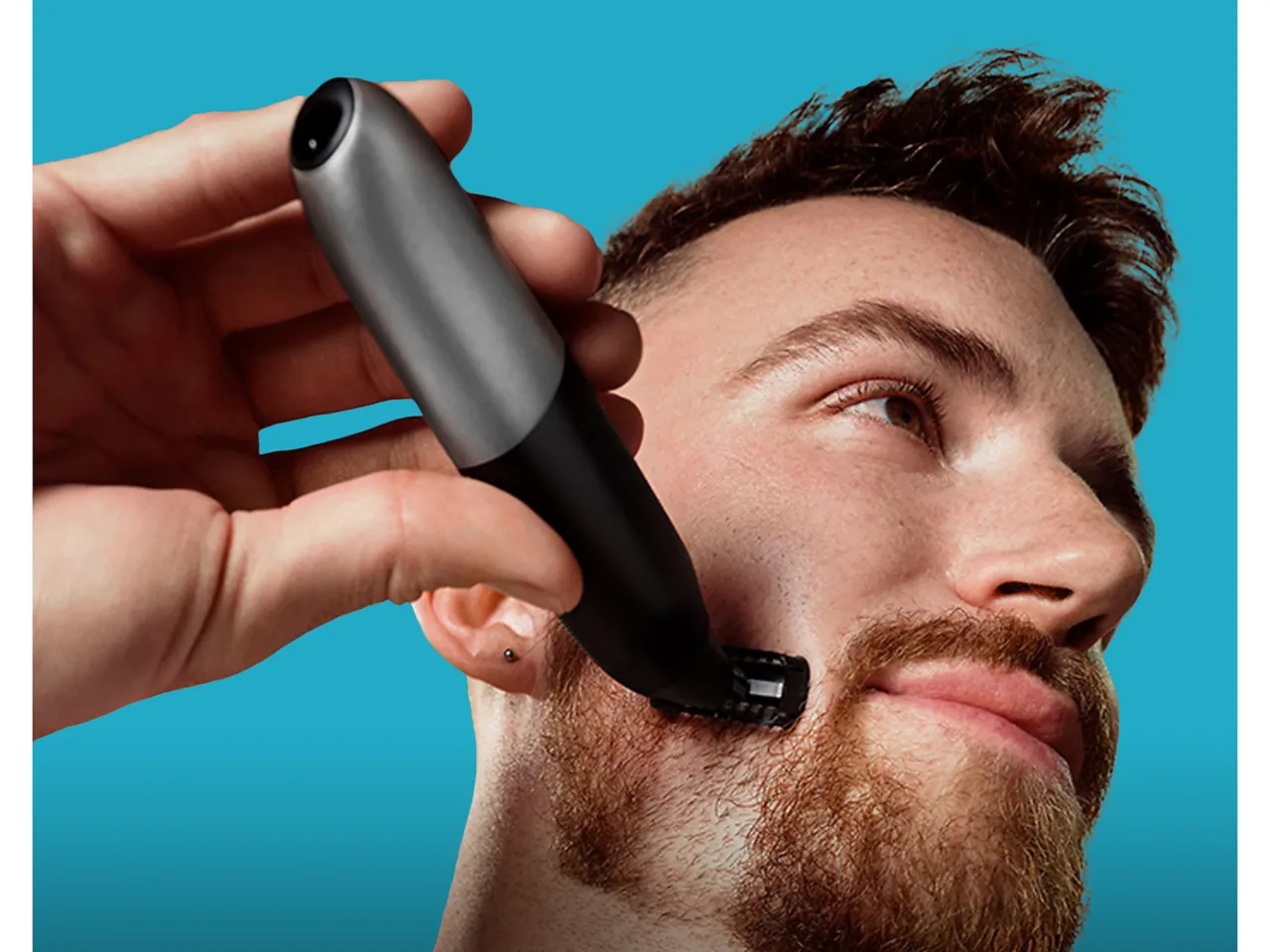 Mężczyzna przycina zarost trymerem. Zobacz, czym się różni trymer od golarki i jak łatwo zadbać o swój wygląd.