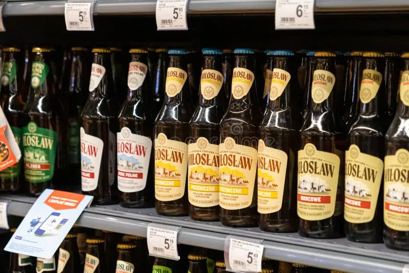 Piwo Sowie butelki na półce sklepowej