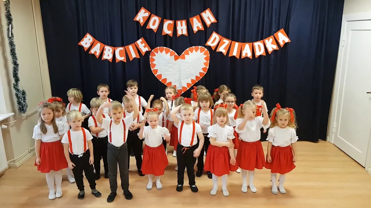 dzieci występ w przedszkolu dzień babci i dziadka