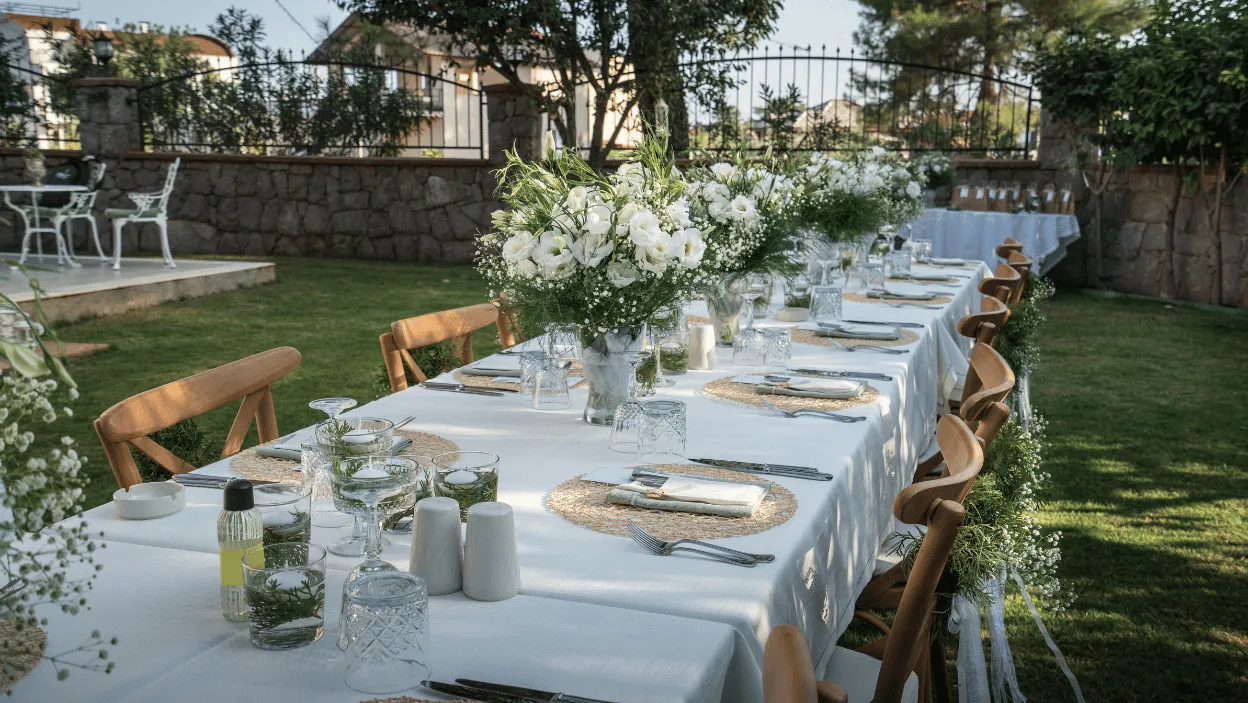 stół z napojami na przyjęcie komunijne w ogrodzie