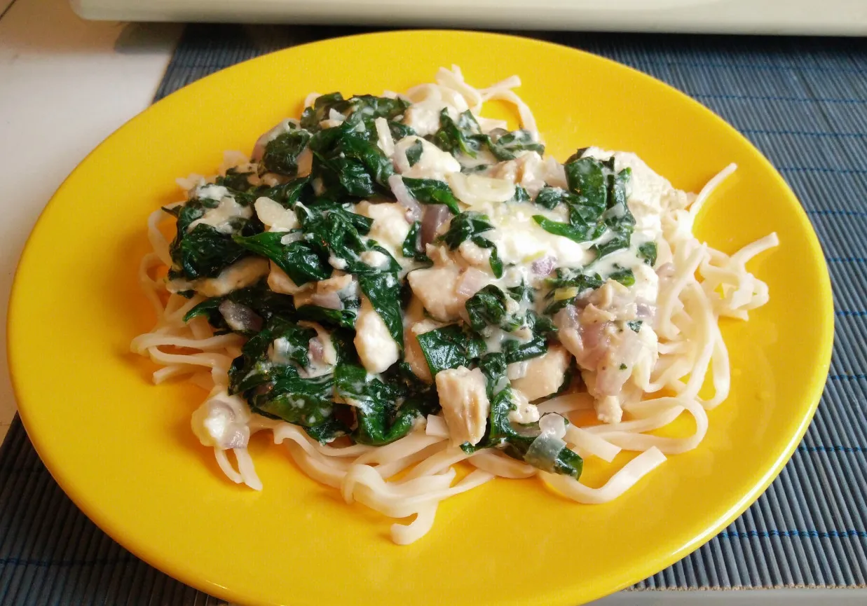 wariacje spaghetti ze szpinakiem kurczak feta