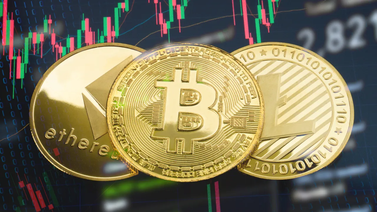 Złote monety Bitcoin, Ethereum i Litecoin na tle wykresu świecowego. Czy opłaca się inwestować w kryptowaluty?