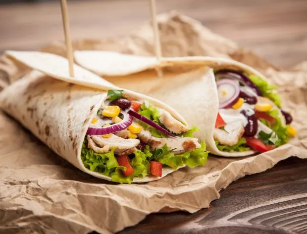 r&oacute;żne techniki zwijania tortilli krok po kroku