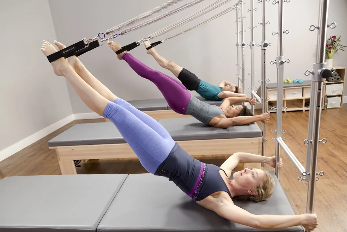 Pilates na macie vs pilates na reformerze porównanie sprzętu
