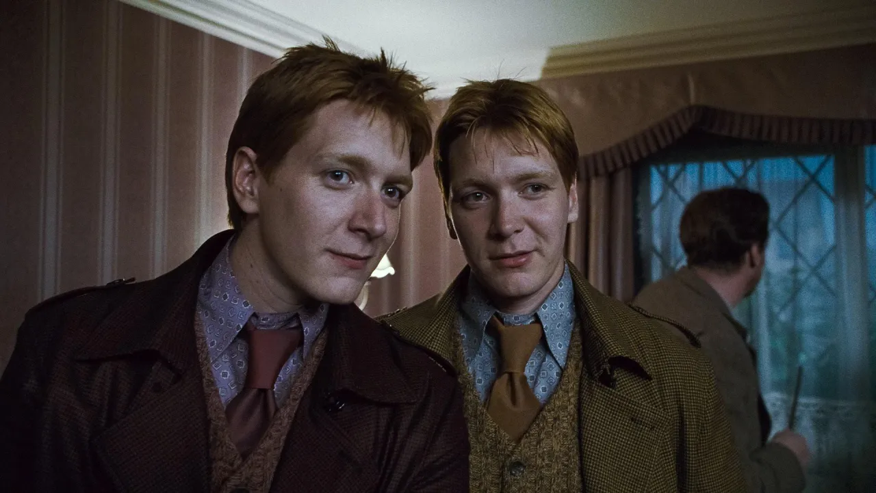 Bliźniacy Fred i George Weasley, jak z baśni o trzech braciach, patrzą w stronę widza.