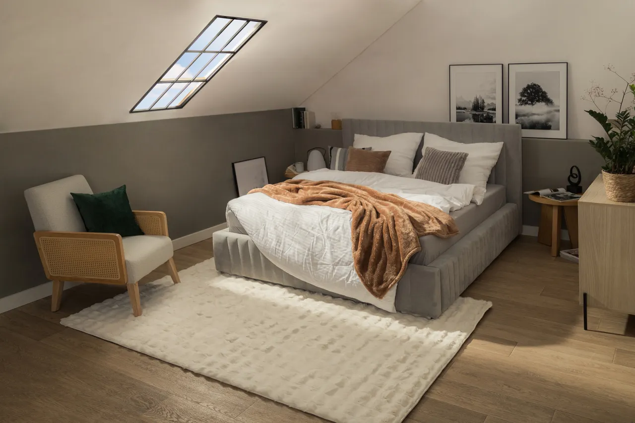 Sypialnia ze skosami jasne kolory aranżacje