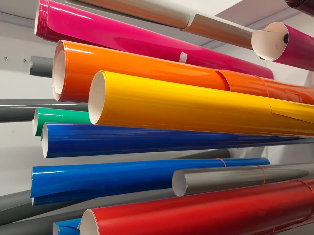 Druk na folii samoprzylepnej rewolucja w reklamie