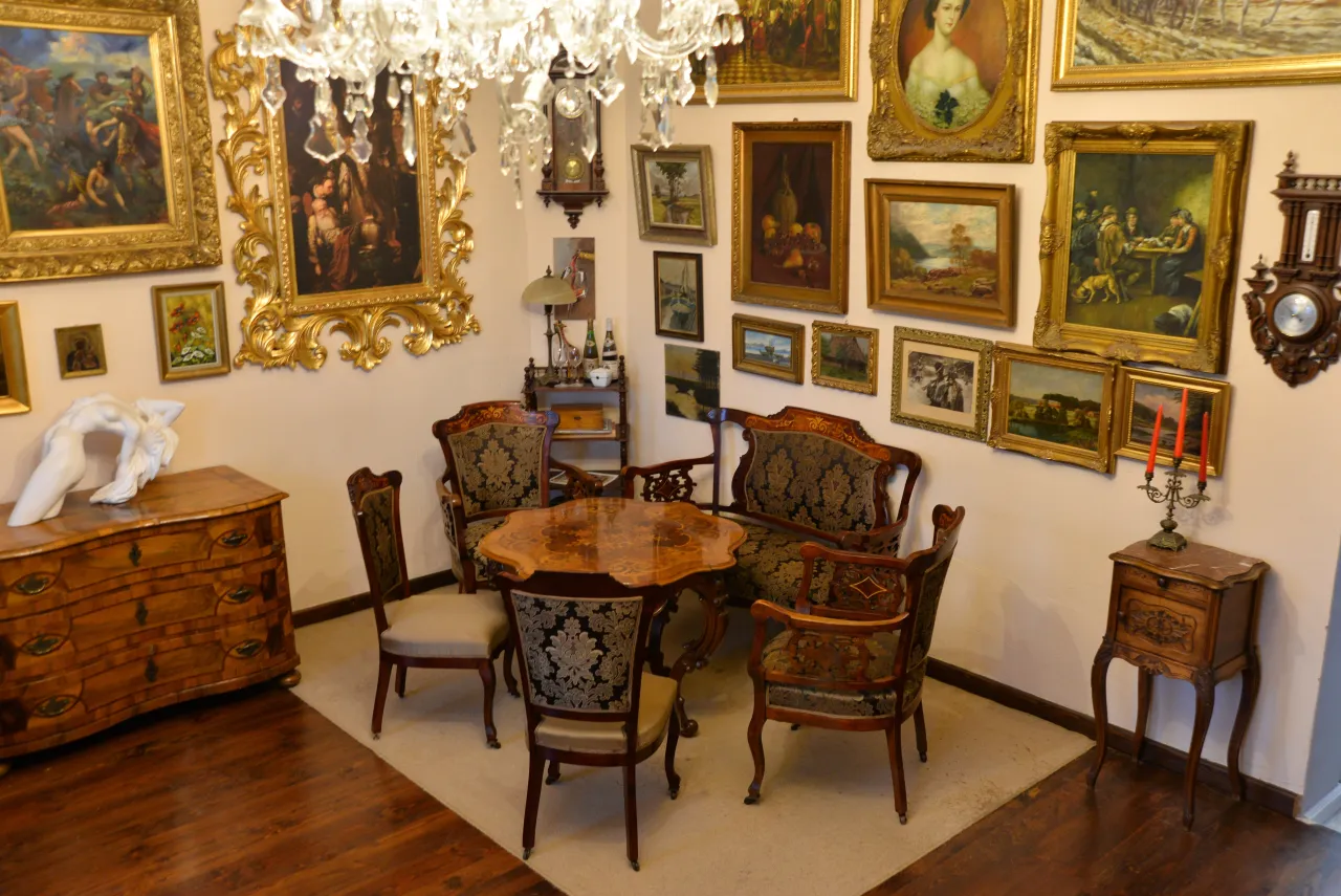 Stary salon z obrazami i meblami. Jak wyceniać meble? Zwróć uwagę na detale, stan i styl.