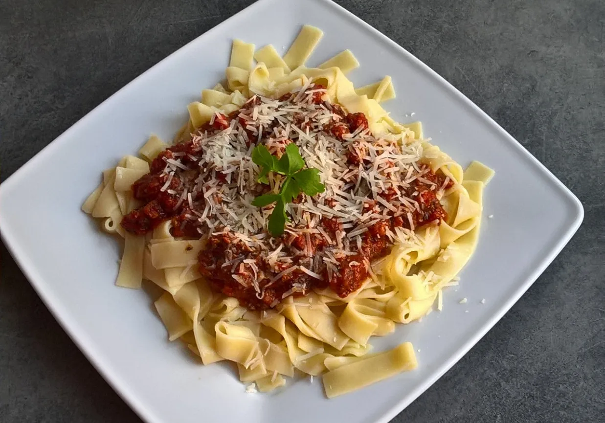 Smażenie kiełbasy i cebuli na patelni