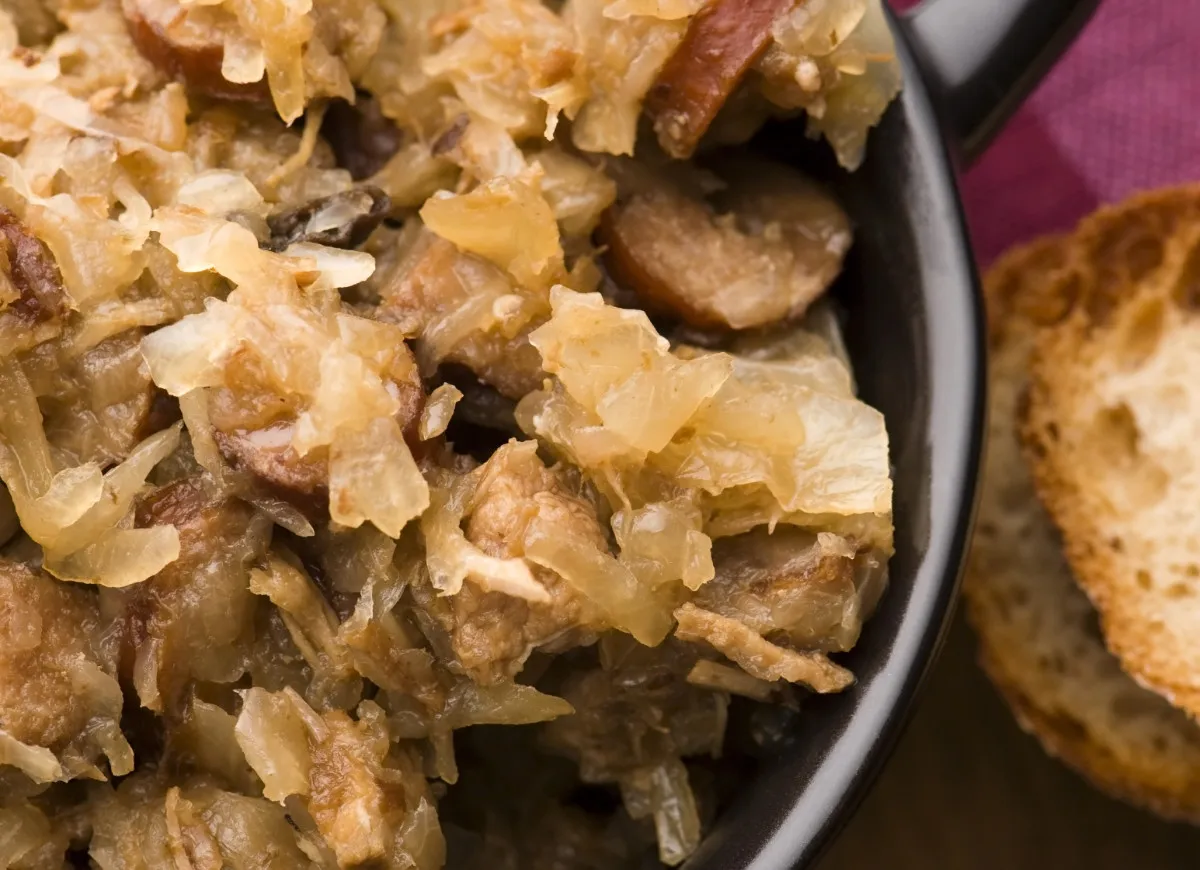 Gulasz z kapusty kiszonej z kiełbasą, idealny do zamrożenia. Czy kapustę można mrozić? Tak, a ten gulasz to dow&oacute;d!