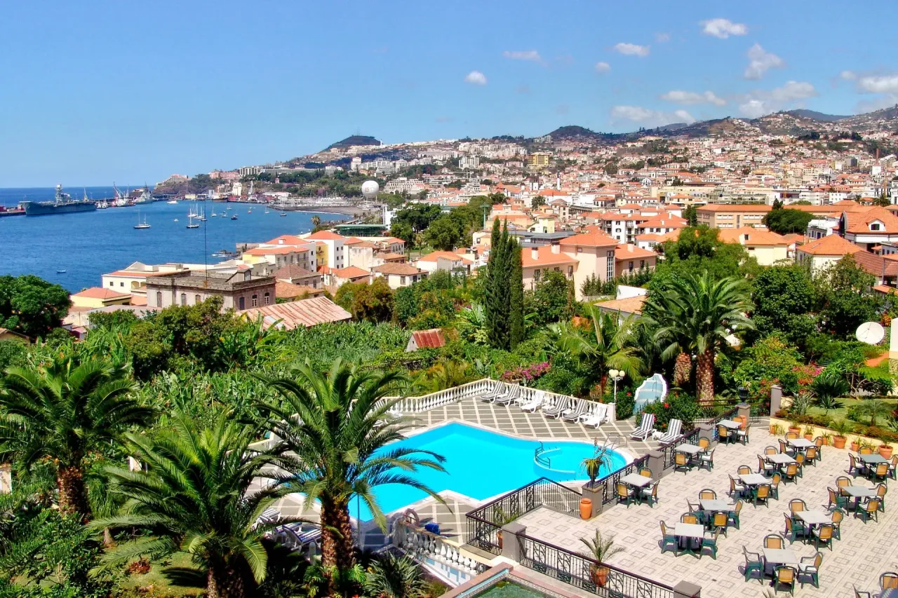 Madera nocleg gdzie najlepiej? Widok na miasto, morze i basen z palmami. Idealne miejsce na relaks.