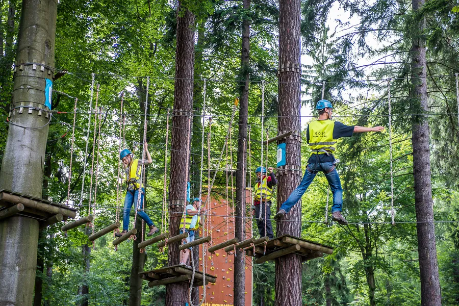 Park Linowy Jedlina-Zdrój widok ogólny, rodziny z dziećmi