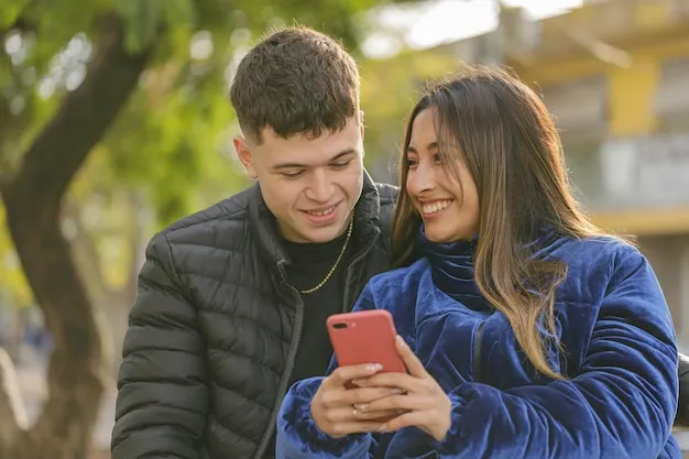 dziewczyna flirtująca przez telefon, uśmiechnięta, zaintrygowany mężczyzna