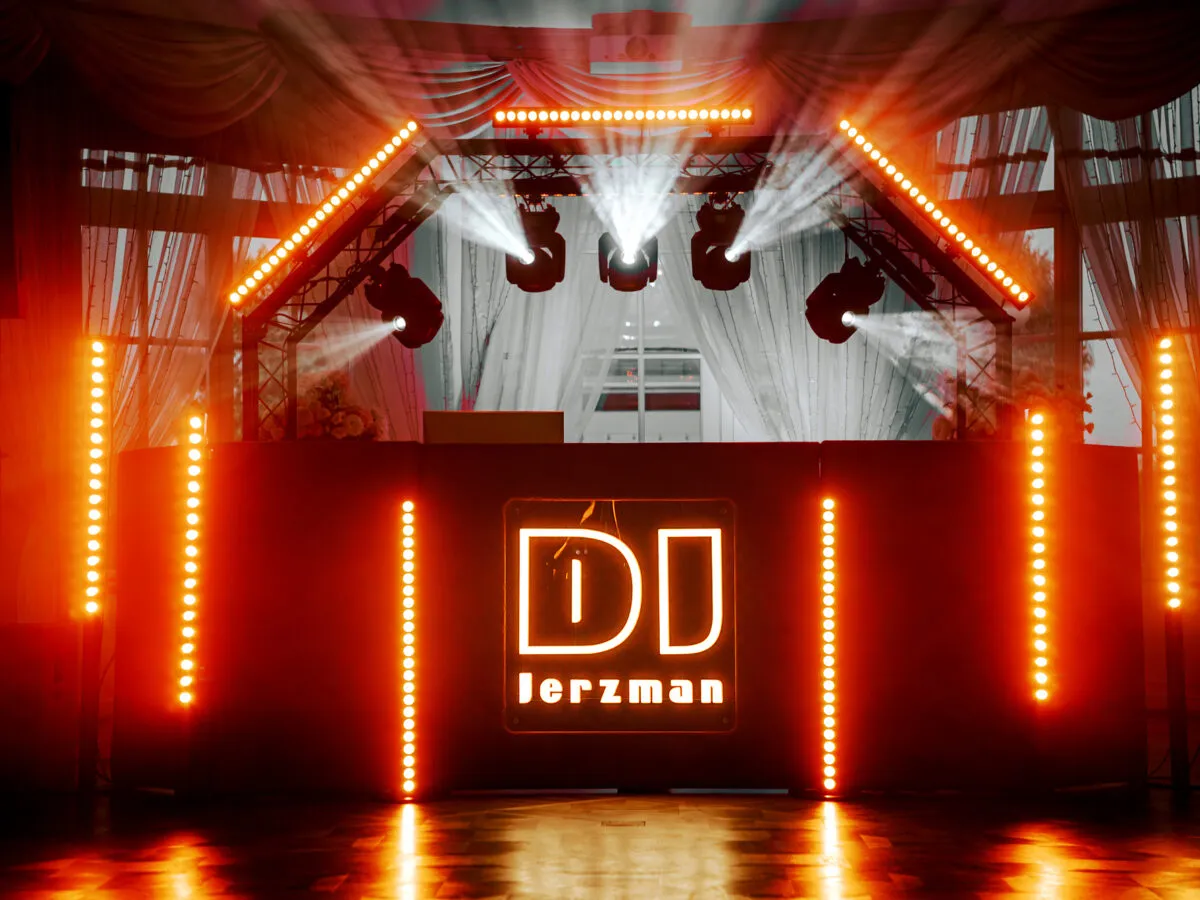 Para rozmawiająca z DJ-em o szczegółach imprezy