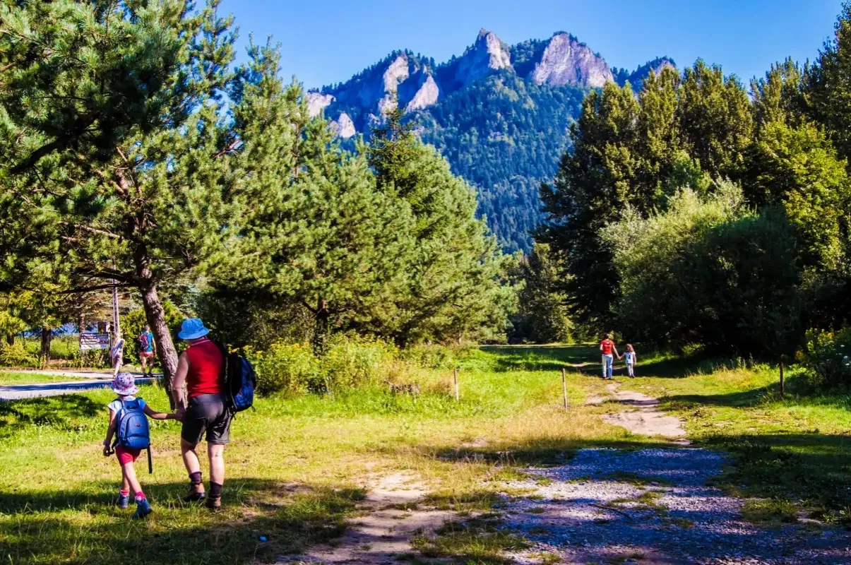 Rodzina z dziećmi w g&oacute;rach Pieniny Trzy Korony