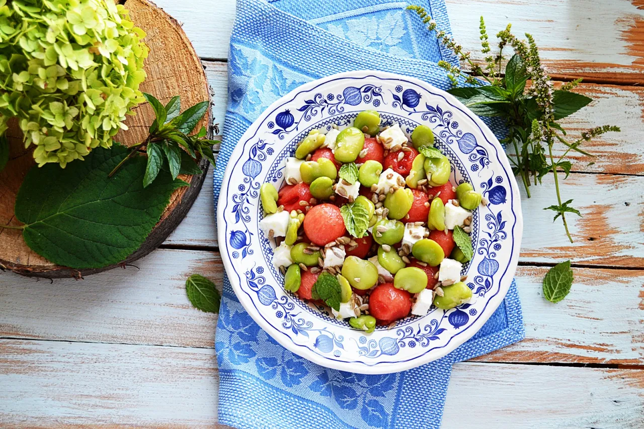 kolorowe sałatki na lato, sałatka z arbuzem i fetą, sałatka z bobem