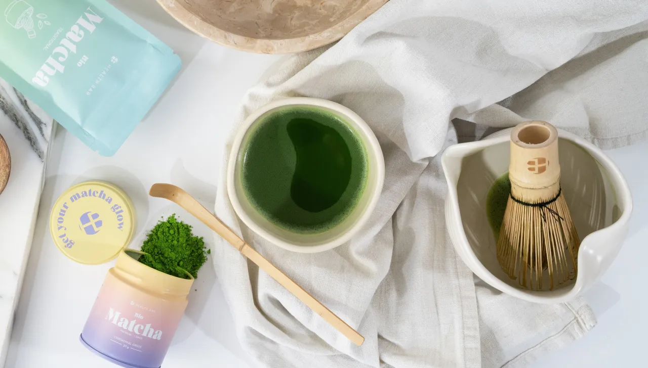 Zestaw do parzenia matcha: proszek, bambusowa miotełka i miseczka. Idealne miejsce, by dowiedzieć się, matcha gdzie kupić stacjonarnie.