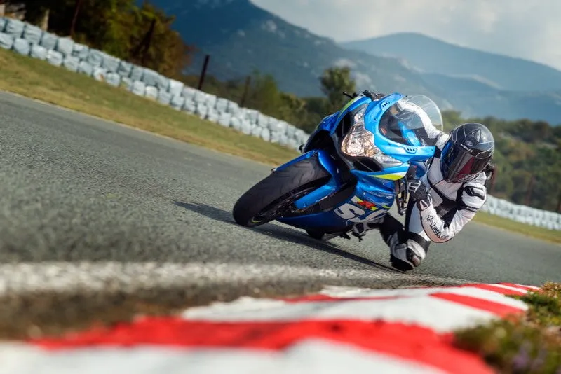 motocyklista na torze i motocyklista w podr&oacute;ży