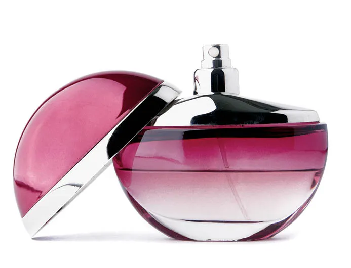 artystyczne flakony perfum niszowych na minimalistycznym tle