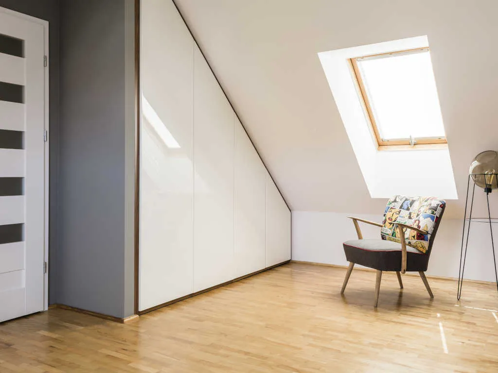 Drzwi pod skosem na poddaszu aranżacje