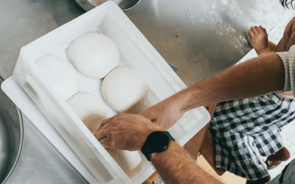 bolas de masa de pizza fermentando en el frigor&iacute;fico