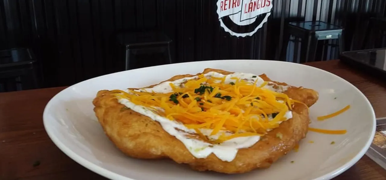 Sycący langosz z serem i śmietaną. Zastanawiasz się, ile forintów kosztuje obiad na Węgrzech? Taki przysmak to świetny pomysł!