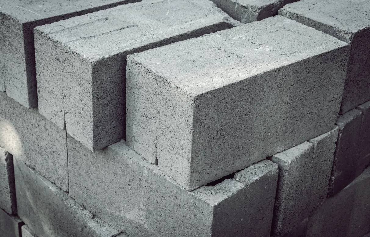Zdjęcie Fundamenty z bloczków betonowych czy wylewane – co wybrać, aby zaoszczędzić?
