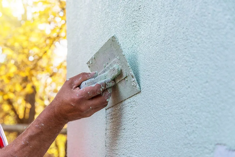 Zdjęcie Naprawa ubytków w tynku cementowo-wapiennym: skuteczne sposoby naprawy