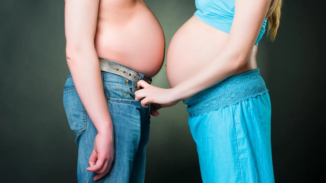 przyszły tata z syndromem kuwady, mężczyzna z bólem brzucha, zmęczony mężczyzna w ciąży