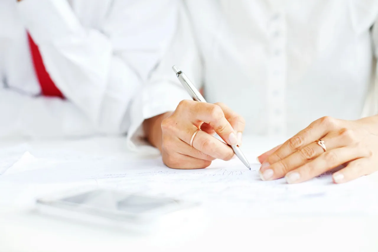 Uczeń piszący pismo do dyrektora szkoły