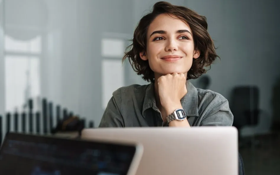 Kobieta z laptopem na warsztatach samorozwoju