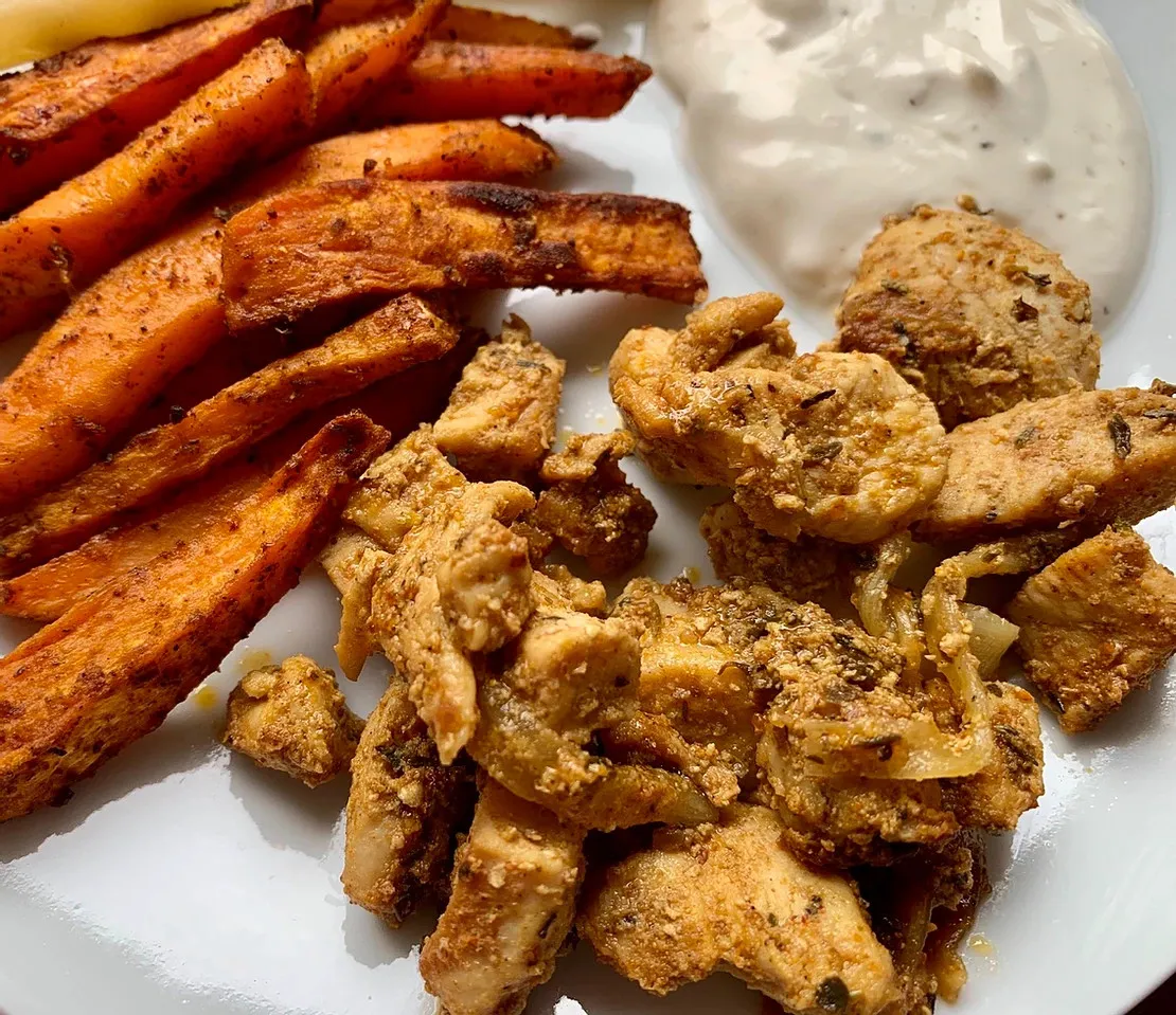 frytki z batat&oacute;w na talerzu z sosem